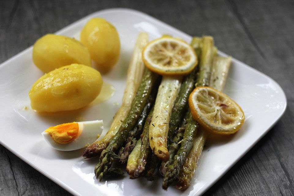 Spargel im Römertopf