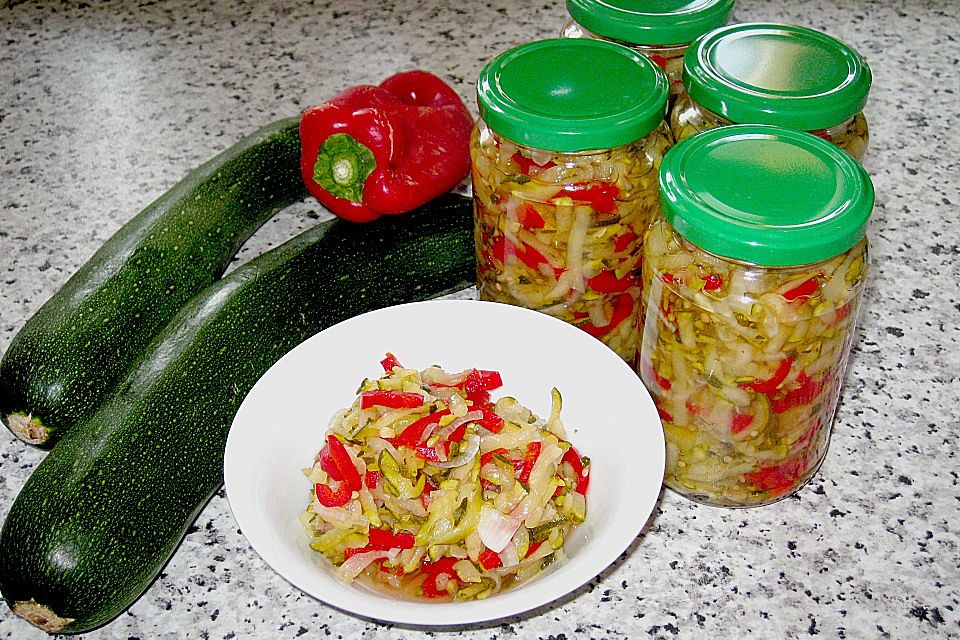 Eingemachter Zucchinissalat mit Paprika