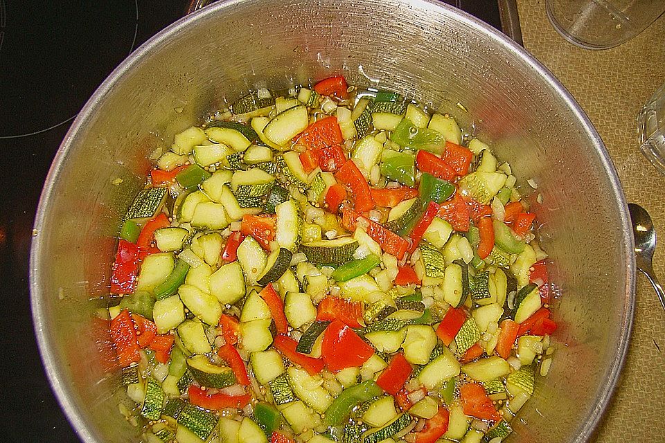 Eingemachter Zucchinissalat mit Paprika