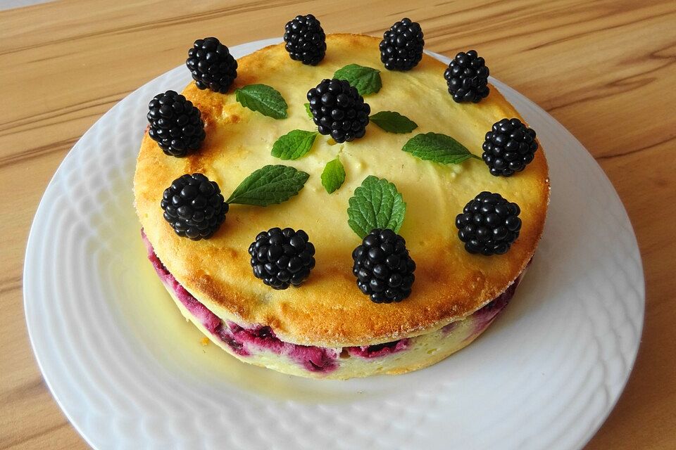 Saftiger Käsekuchen mit Brombeeren