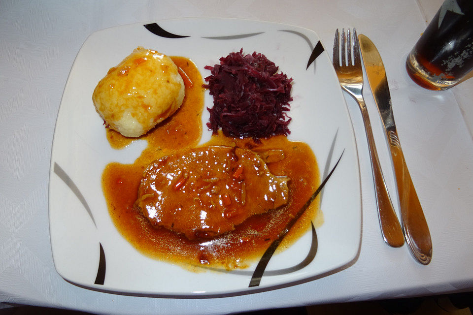 Schweinebraten in Rotweinsoße