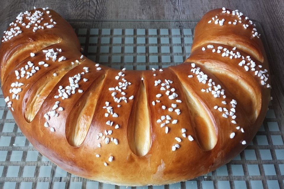 Gewickelter Hefekuchen mit Quarkfüllung