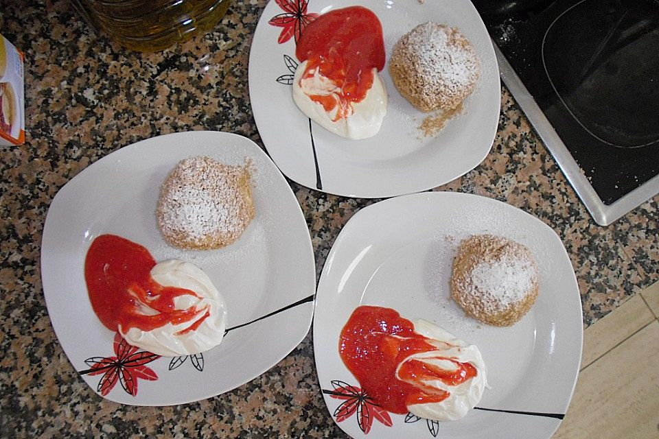 Erdbeerknödel mit zweierlei Dips