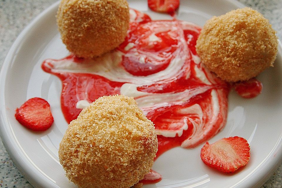 Erdbeerknödel mit zweierlei Dips