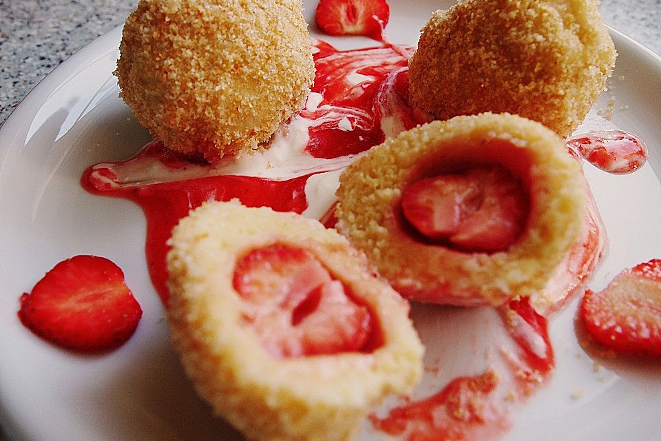 Erdbeerknödel mit zweierlei Dips