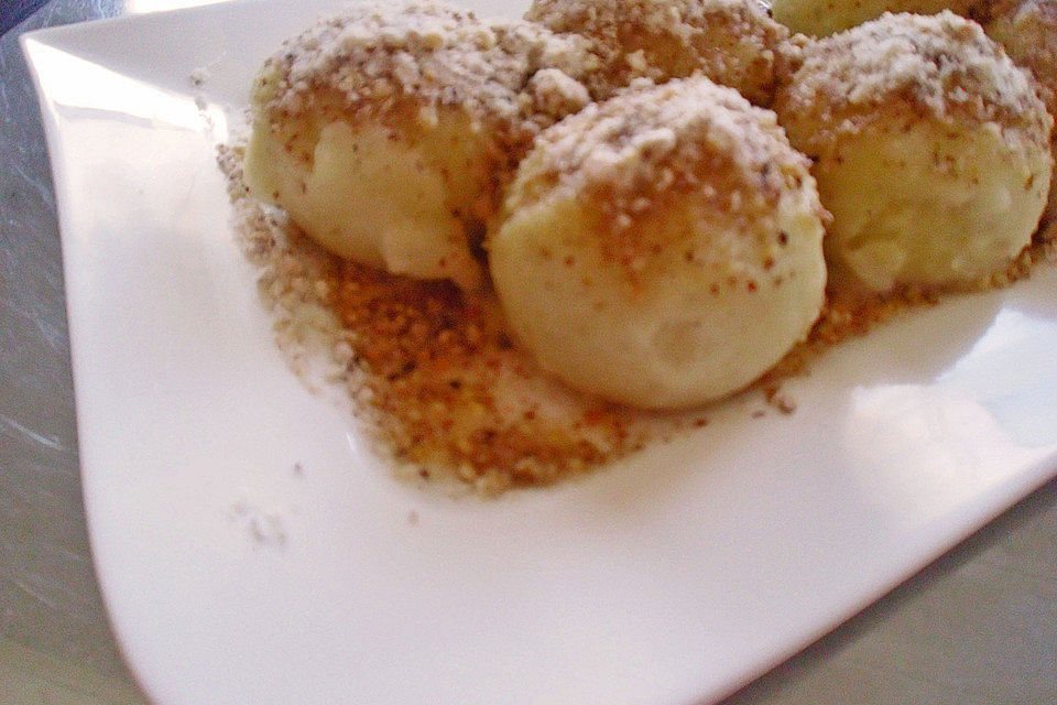 Erdbeerknödel mit zweierlei Dips