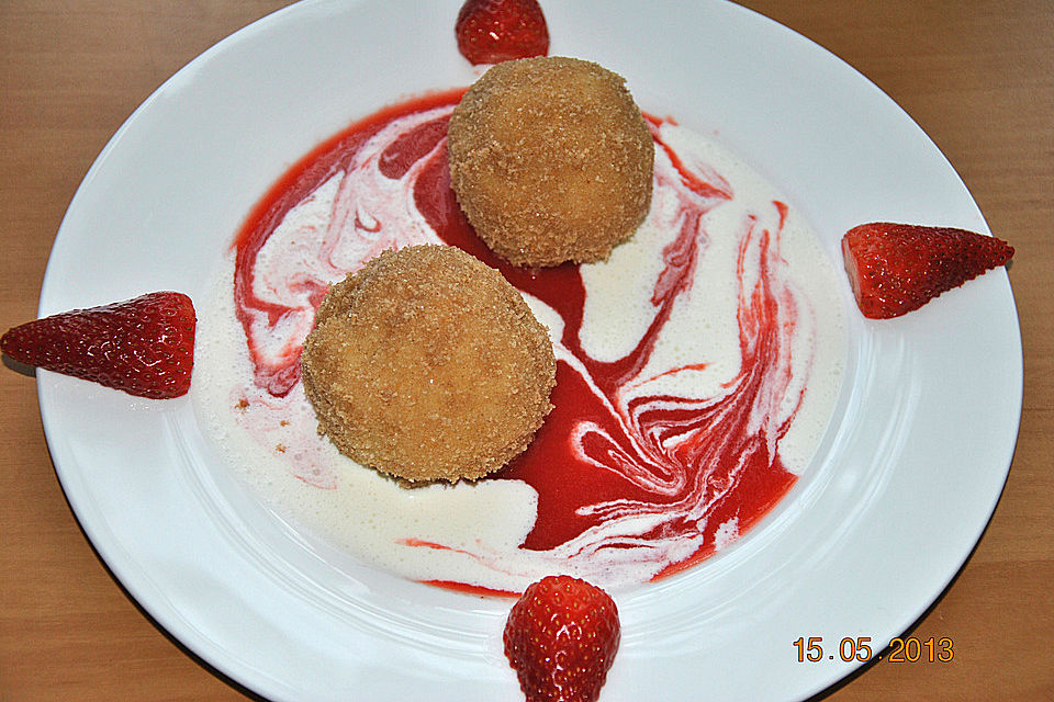 Erdbeerknödel mit zweierlei Dips