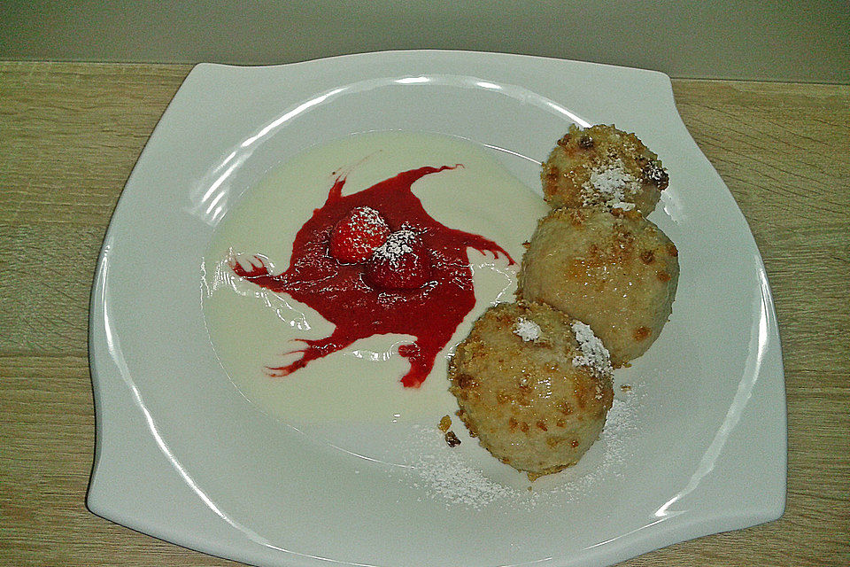 Erdbeerknödel mit zweierlei Dips