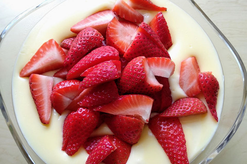 Vanillepudding mit Erdbeeren