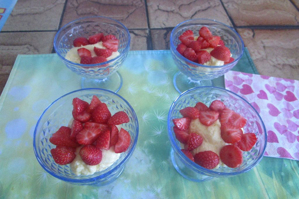 Vanillepudding mit Erdbeeren