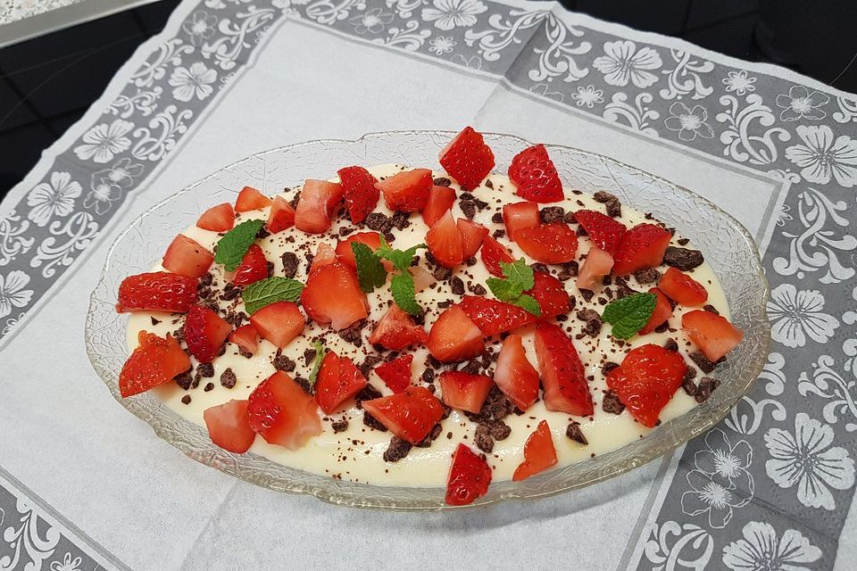 Vanillepudding mit Erdbeeren