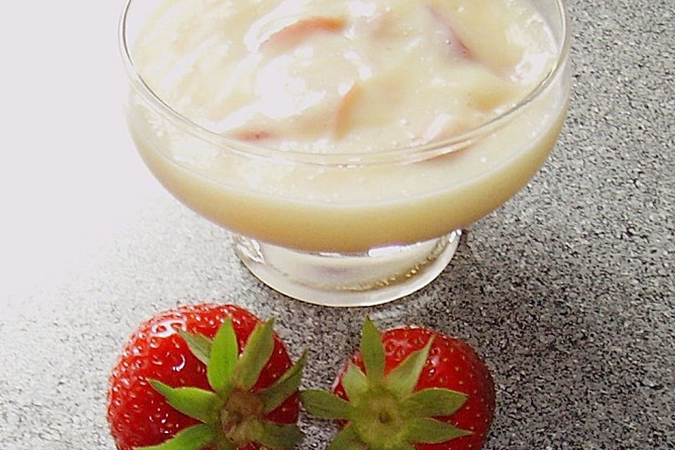 Vanillepudding mit Erdbeeren