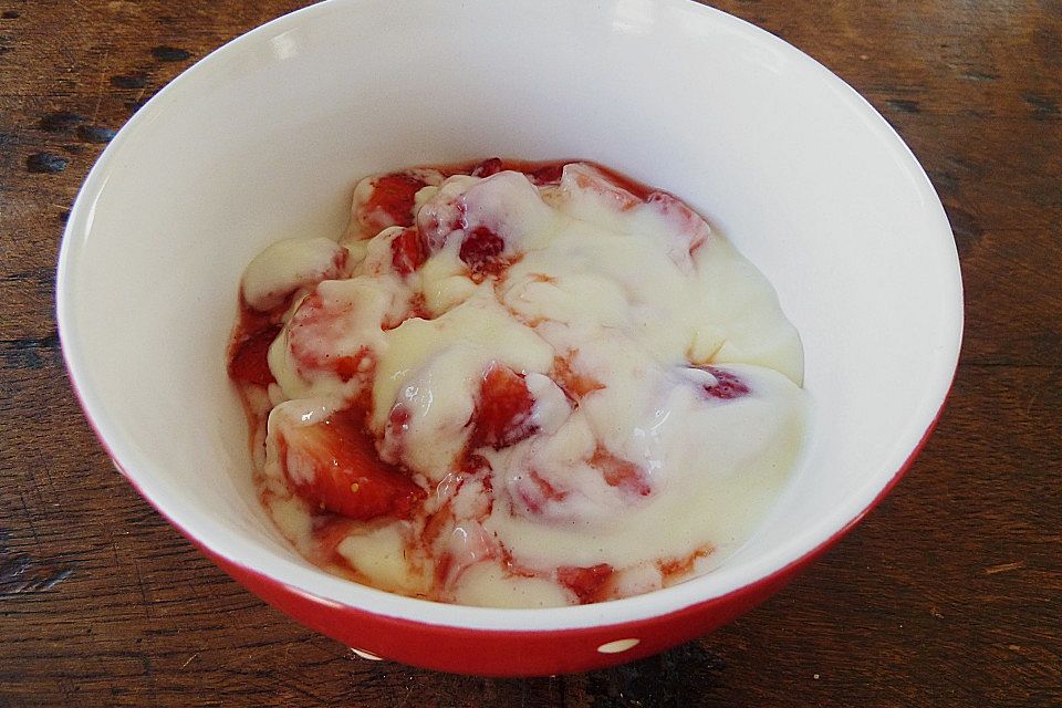 Vanillepudding mit Erdbeeren