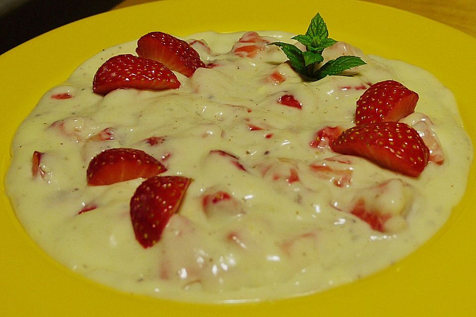 Vanillepudding mit Erdbeeren