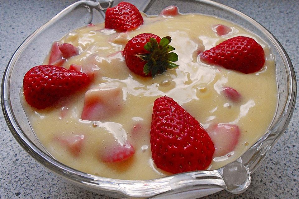 Vanillepudding mit Erdbeeren