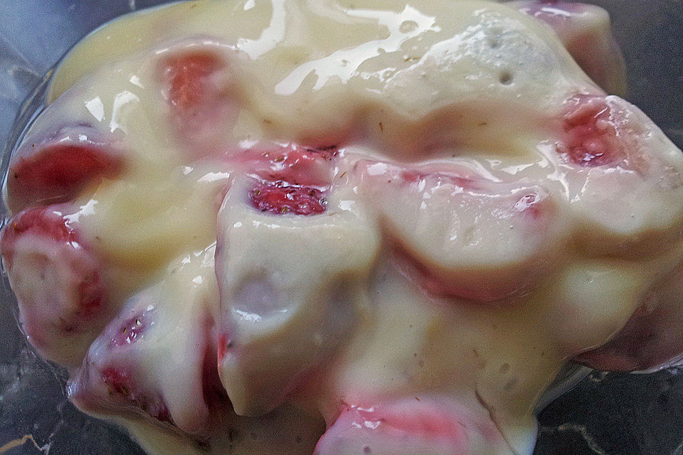 Vanillepudding mit Erdbeeren