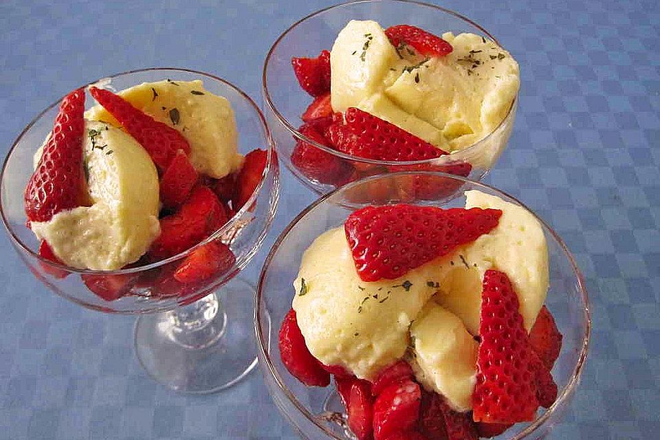 Vanillepudding mit Erdbeeren