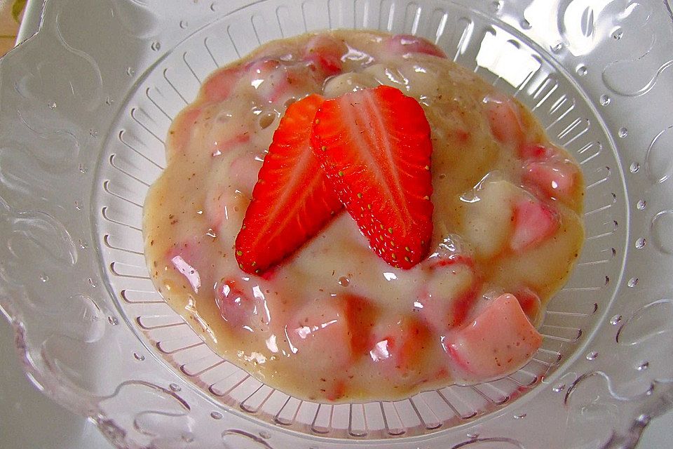 Vanillepudding mit Erdbeeren