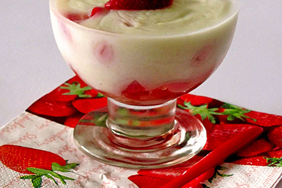 Vanillepudding mit Erdbeeren