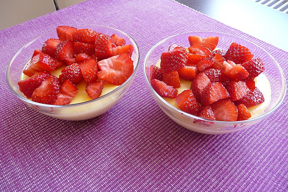 Vanillepudding mit Erdbeeren