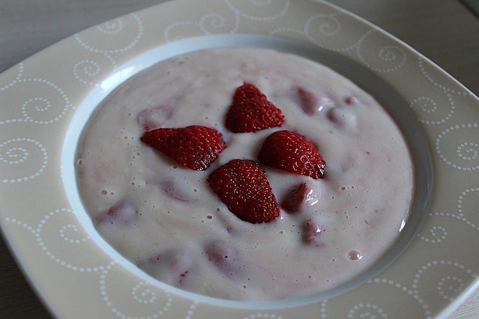 Vanillepudding mit Erdbeeren