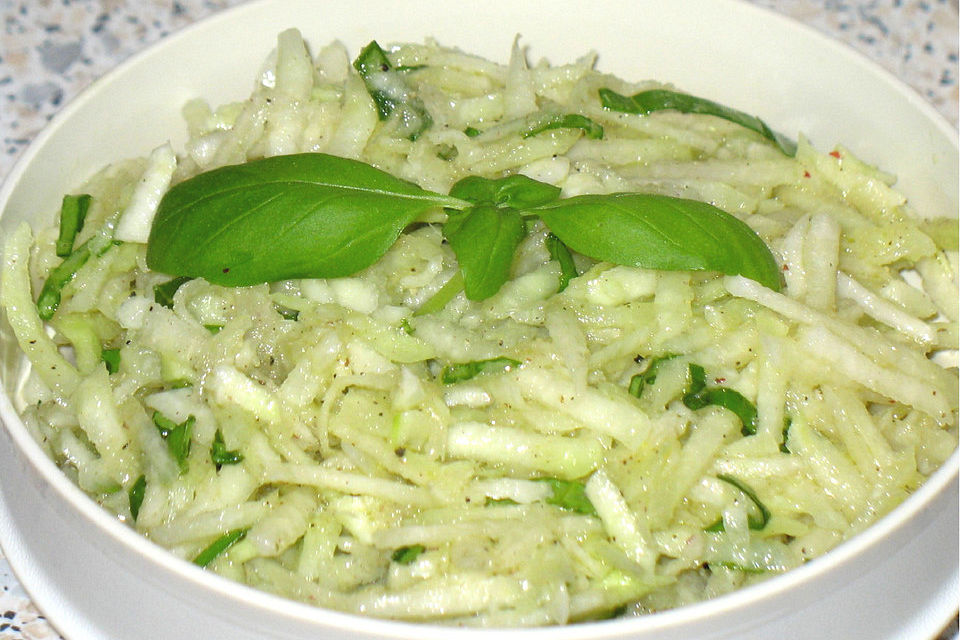 Kohlrabisalat mit Basilikum