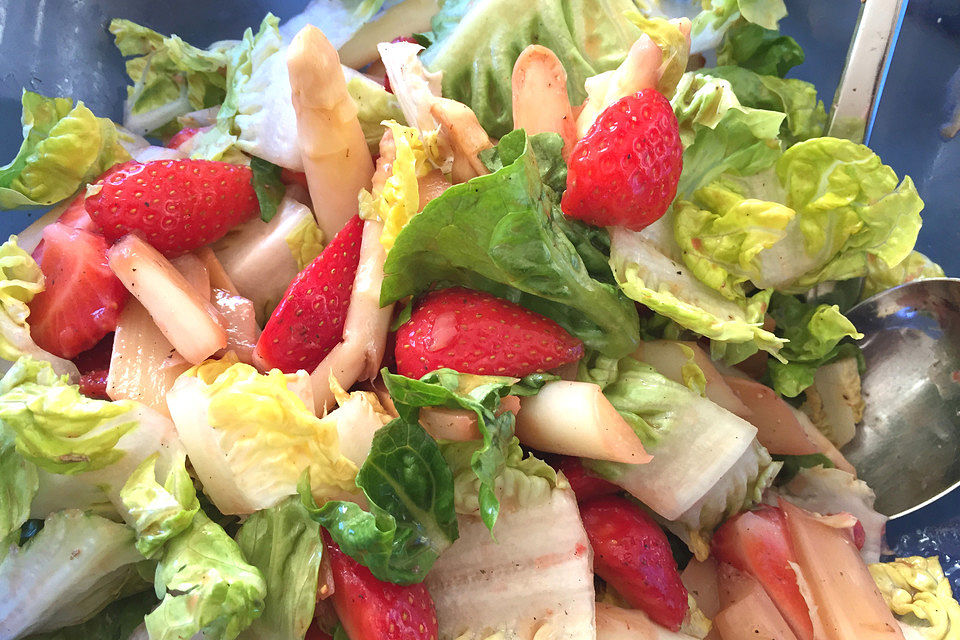 Spargelsalat mit Erdbeeren