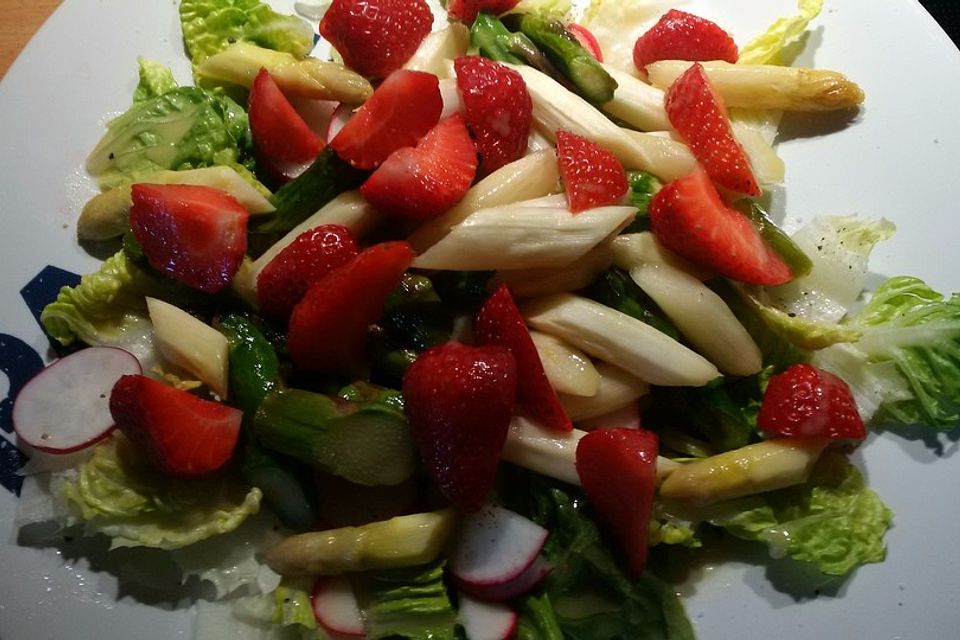 Spargelsalat mit Erdbeeren