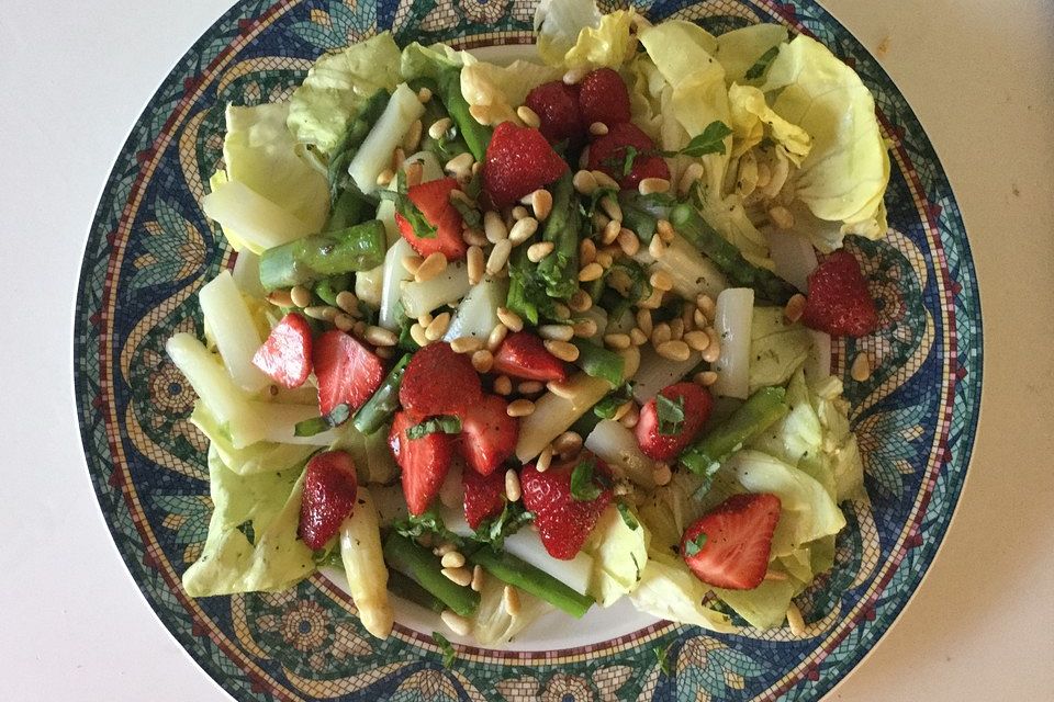 Spargelsalat mit Erdbeeren