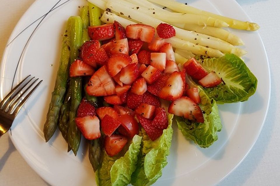 Spargelsalat mit Erdbeeren