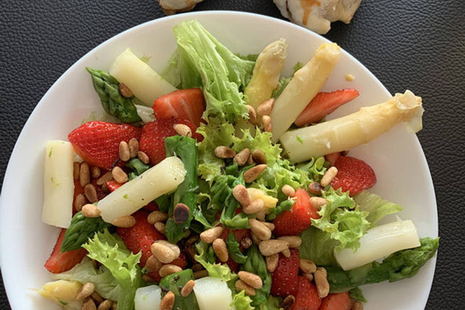 Spargelsalat mit Erdbeeren