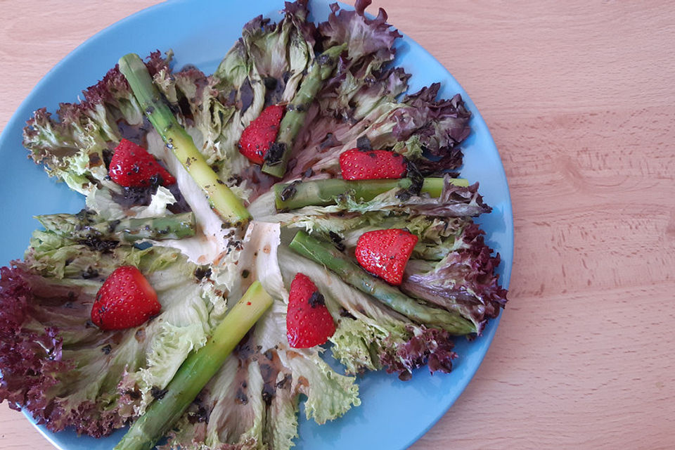 Spargelsalat mit Erdbeeren