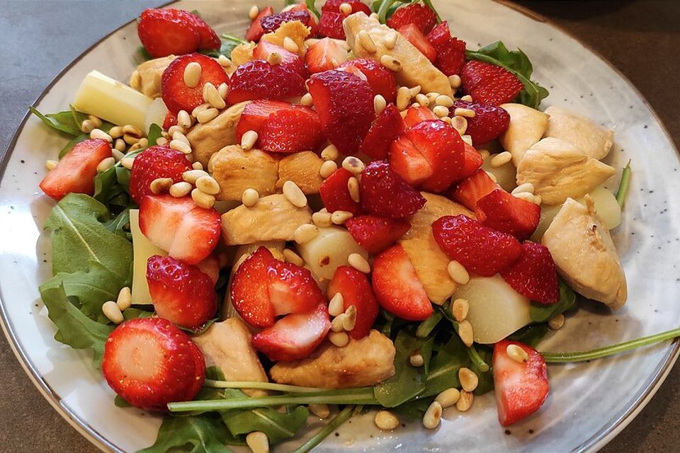 Spargelsalat mit Erdbeeren