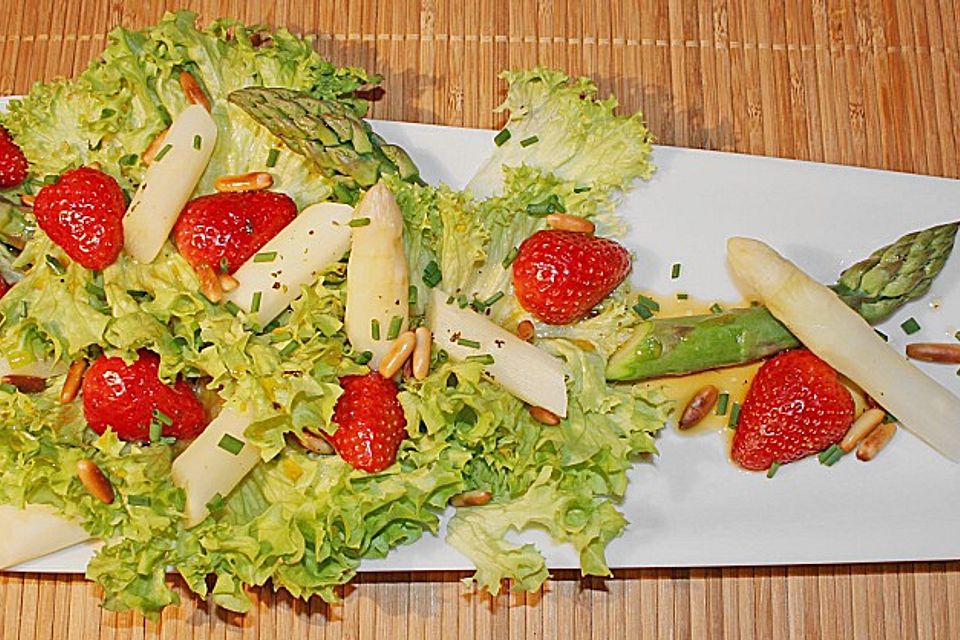 Spargelsalat mit Erdbeeren