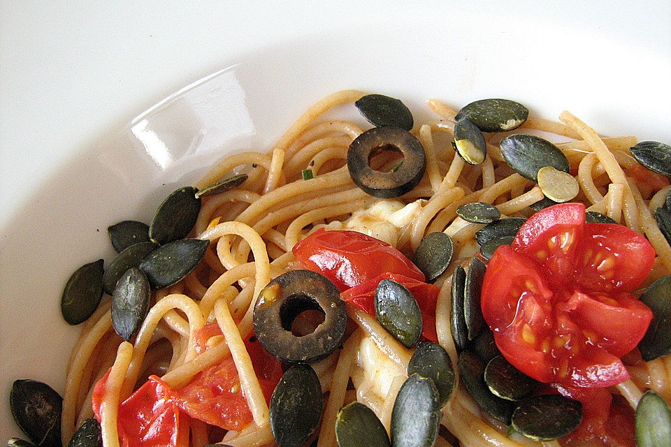 Bunte Pasta mit Kürbiskernen