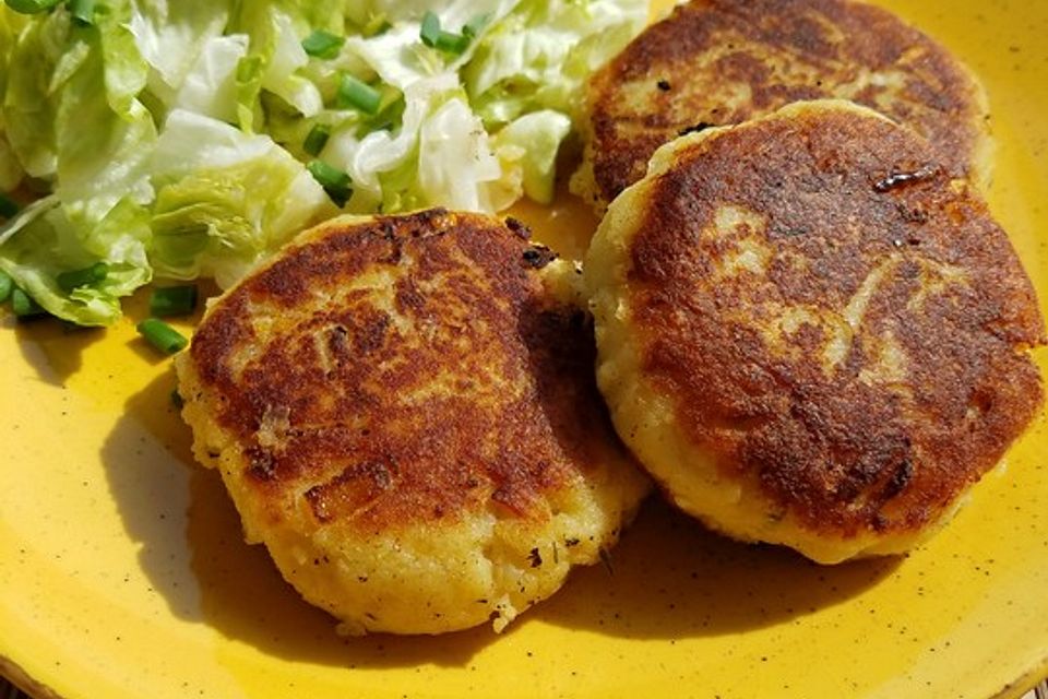 Kartoffelfrikadellen gefüllt mit Schafskäse