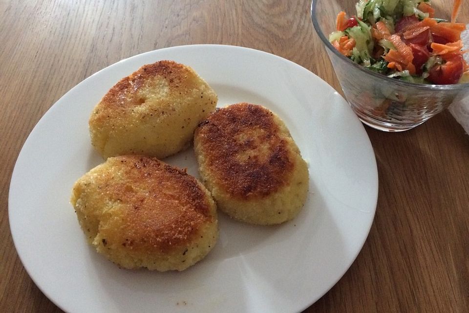 Kartoffelfrikadellen gefüllt mit Schafskäse