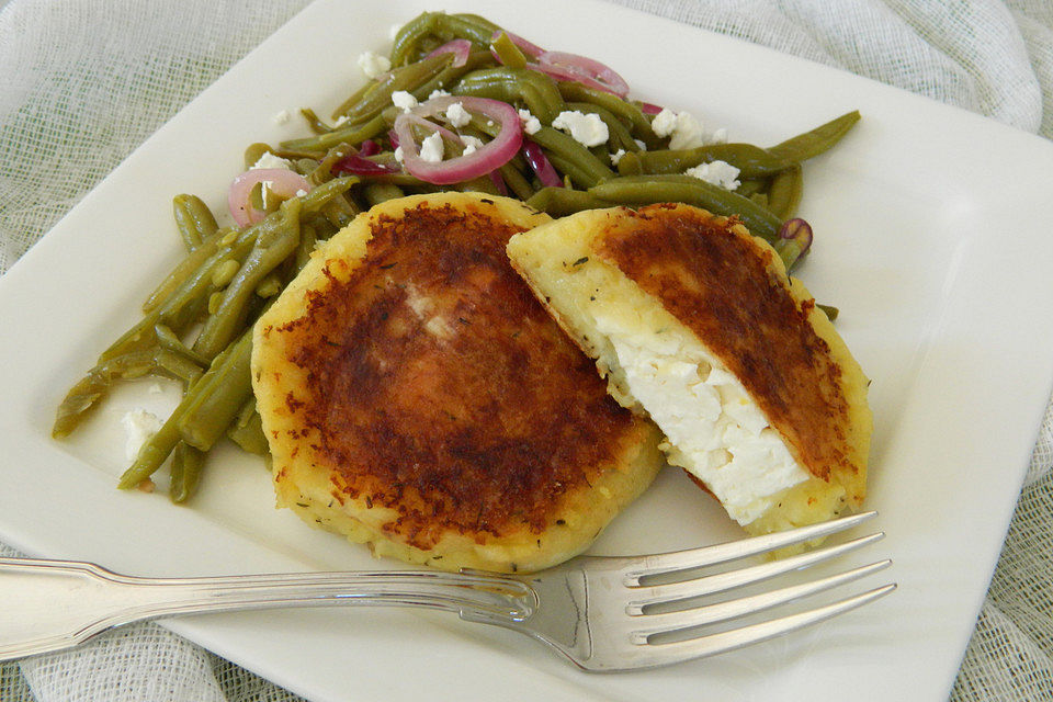 Kartoffelfrikadellen gefüllt mit Schafskäse