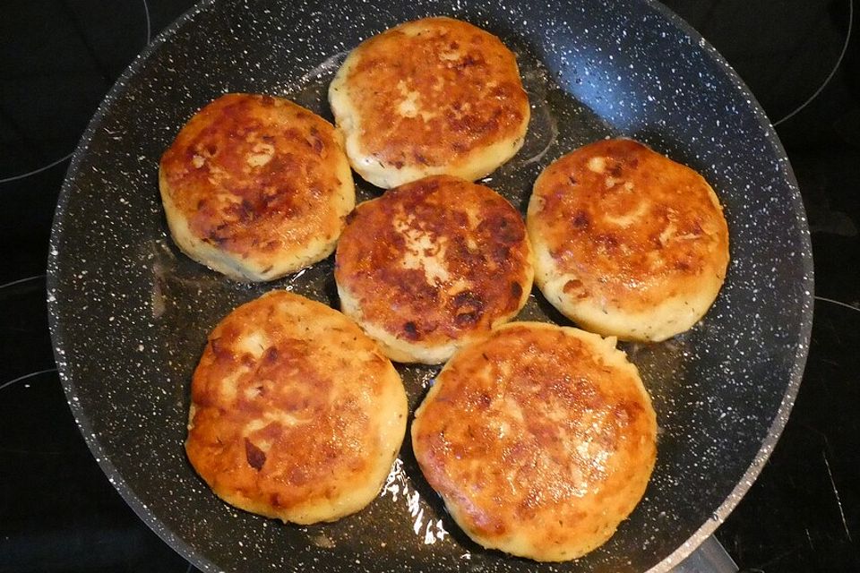 Kartoffelfrikadellen gefüllt mit Schafskäse