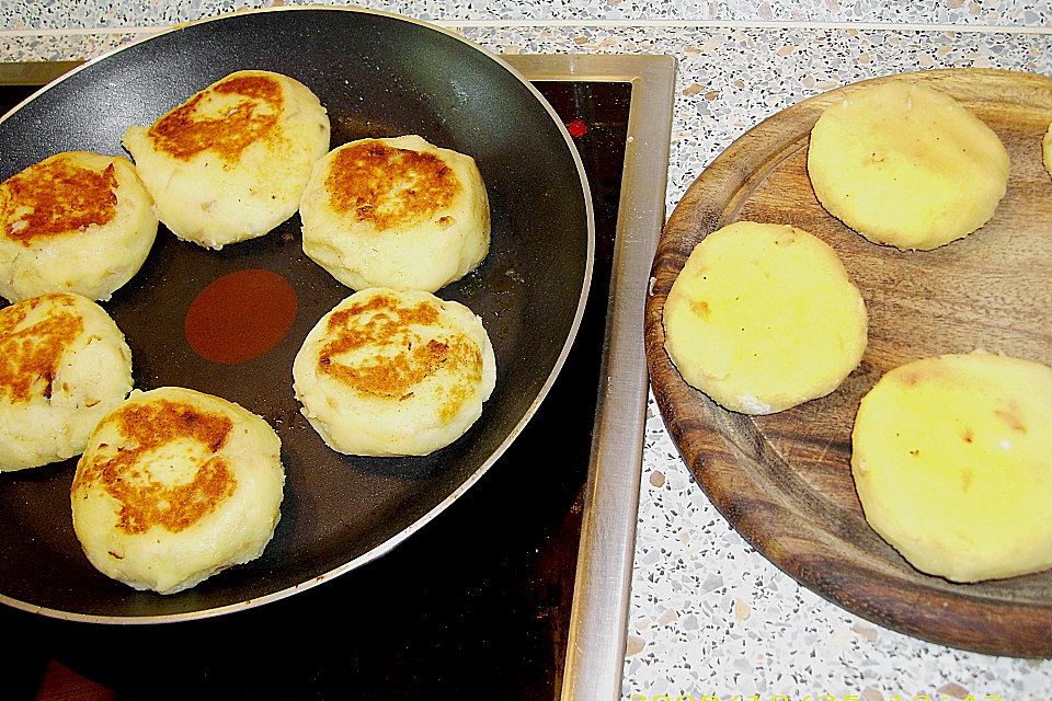 Kartoffelfrikadellen gefüllt mit Schafskäse