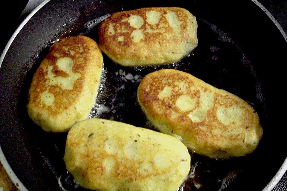 Kartoffelfrikadellen gefüllt mit Schafskäse