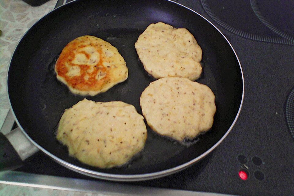 Kartoffelfrikadellen gefüllt mit Schafskäse