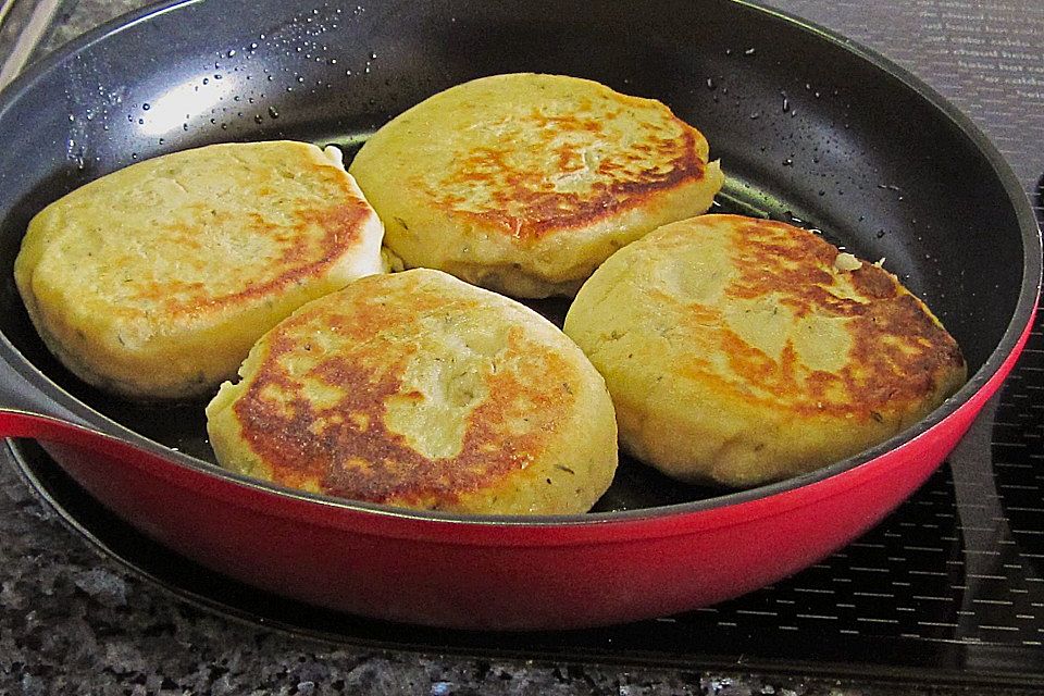 Kartoffelfrikadellen gefüllt mit Schafskäse