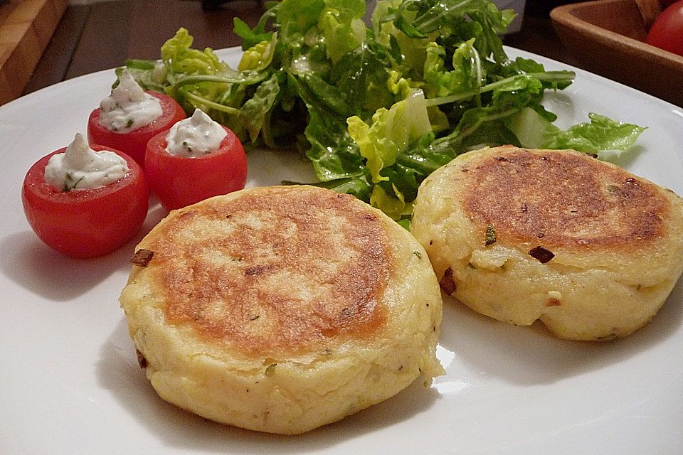 Kartoffelfrikadellen gefüllt mit Schafskäse