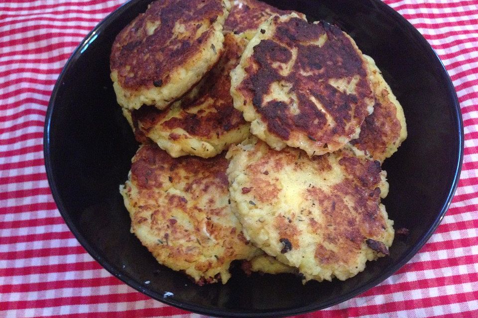 Kartoffelfrikadellen gefüllt mit Schafskäse