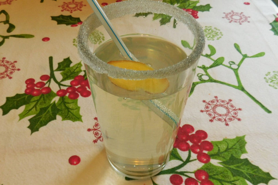 Heißer Holunderdrink mit Ingwer