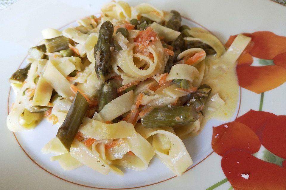 Pasta mit grünem Spargel