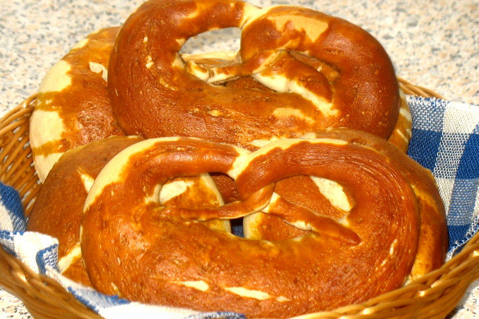 Echte Laugenbrezel mit Schmalz