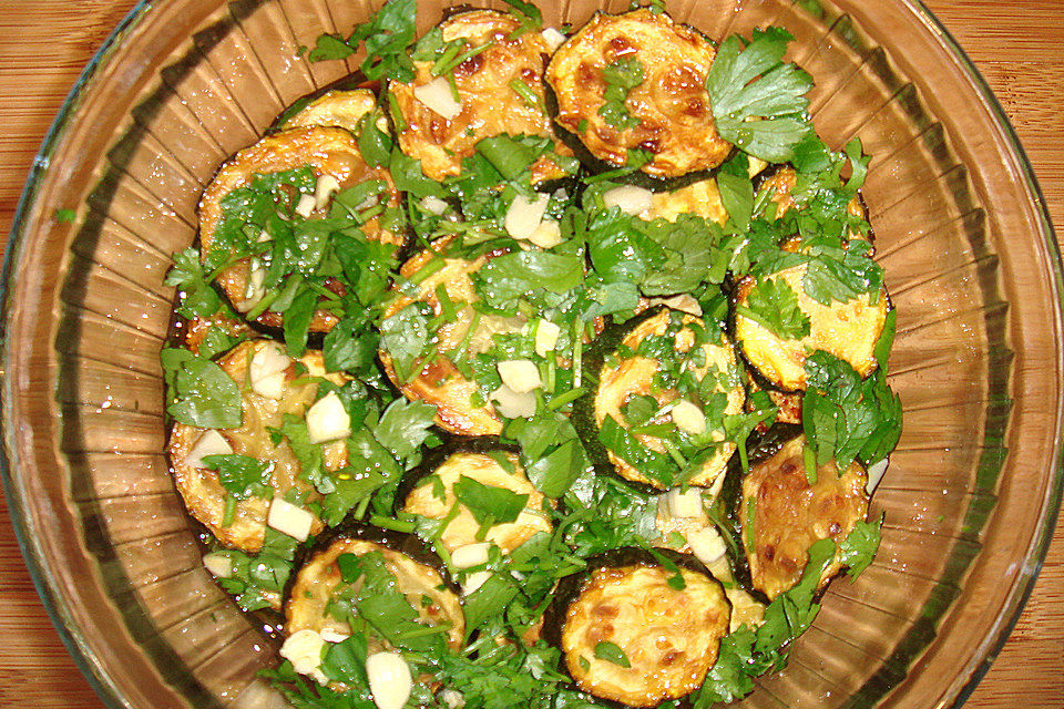 Salat von gebratenen Zucchini