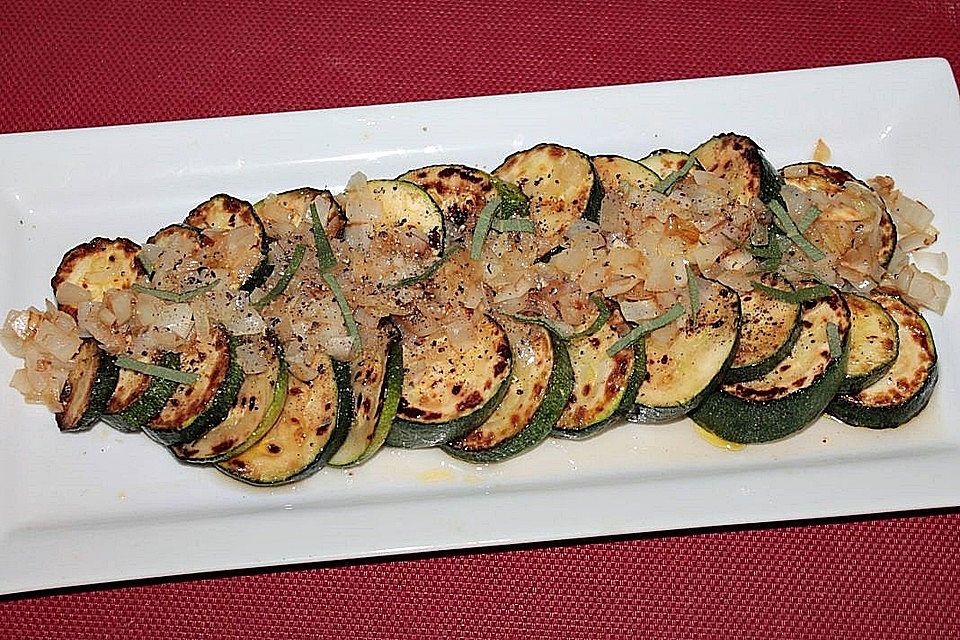 Salat von gebratenen Zucchini